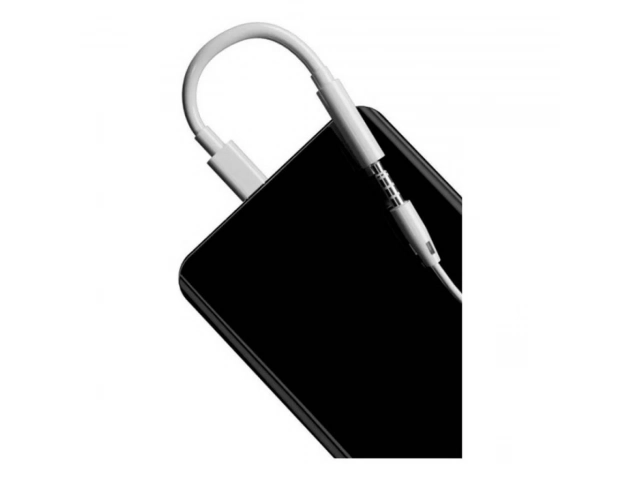Adaptador Foneng BM21 en uso, conectando unos auriculares de 3.5mm a un smartphone con puerto USB Tipo-C. Solución de audio en Avlis Uruguay.