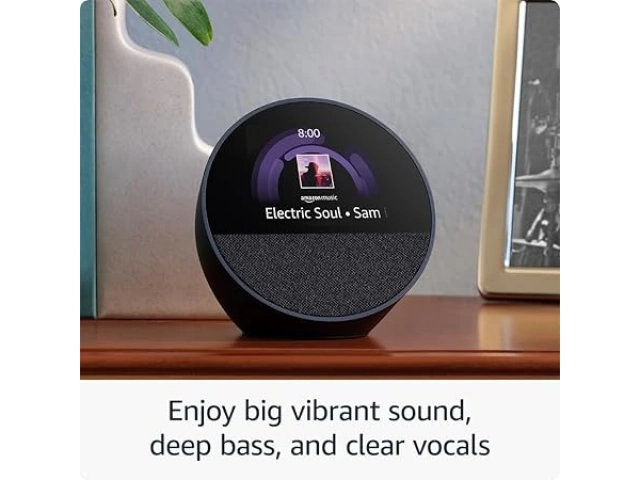 Comparativa del tamaño compacto del Echo Spot 2024 ideal para mesas de noche o escritorios.