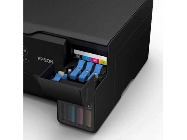 Impresora Epson L3560 EcoTank siendo gestionada mediante la app Epson Smart Panel en un smartphone, junto a las botellas de tinta de alto rendimiento. Comprá en Avlis Uruguay.