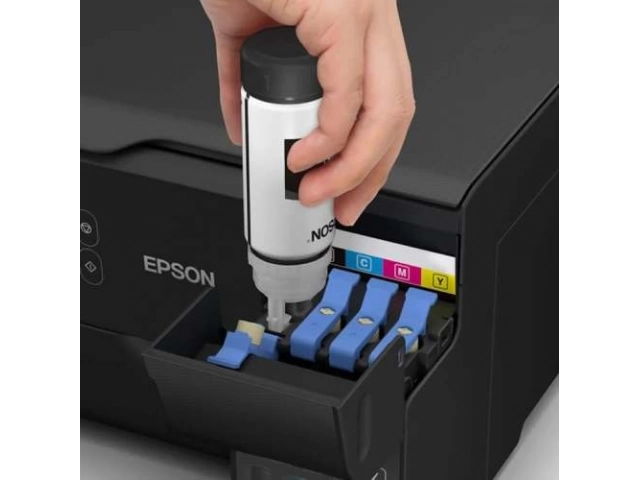 Impresora Epson L3560 EcoTank siendo gestionada mediante la app Epson Smart Panel en un smartphone, junto a las botellas de tinta de alto rendimiento. Comprá en Avlis Uruguay.