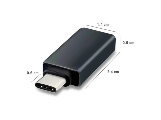 Adaptador Aukey OTG Tipo-C conectado a un smartphone y un pendrive USB 3.0, demostrando funcionalidad OTG, en Avlis.