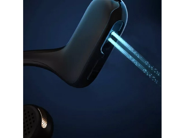Detalle del diseño ergonómico open-ear del auricular QCY Crossky Link blanco.