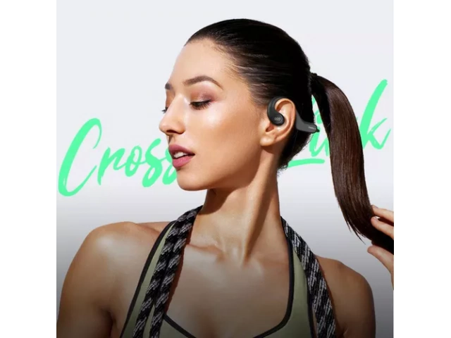 Auricular QCY Crossky Link blanco en uso durante actividad deportiva, ideal para running o ciclismo.