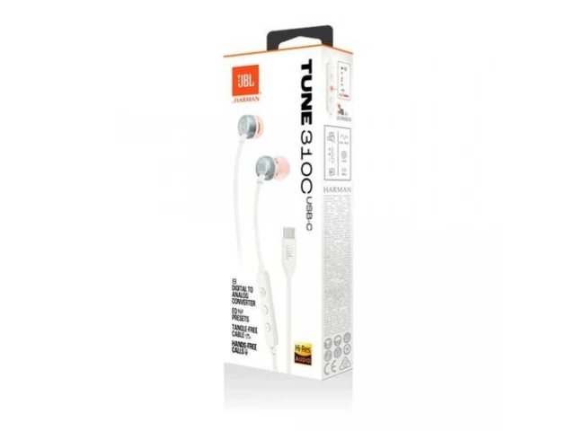 Auriculares JBL Tune 310C blancos con conector USB-C, mostrando su cable plano anti-enredos y diseño confortable. Avlis Uruguay.