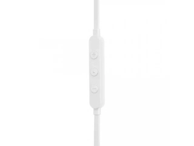 Auriculares JBL Tune 310C blancos con conector USB-C, mostrando su cable plano anti-enredos y diseño confortable. Avlis Uruguay.