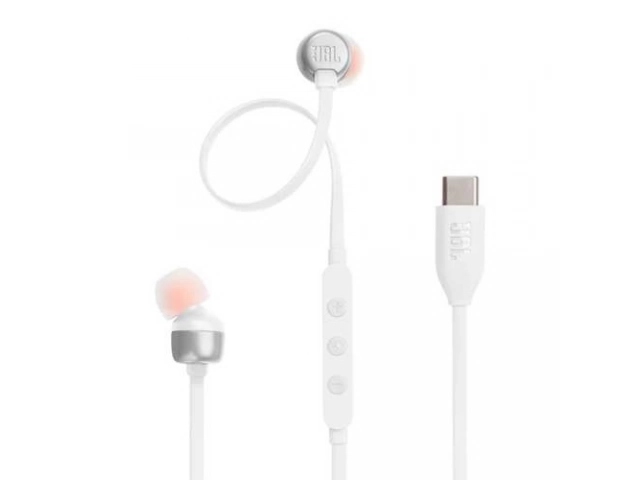 Auriculares JBL Tune 310C blancos con conector USB-C, mostrando su cable plano anti-enredos y diseño confortable. Avlis Uruguay.