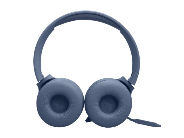 Primer plano de los auriculares JBL Tune 520BT de color azul sobre un fondo neutro, destacando su diseño.
