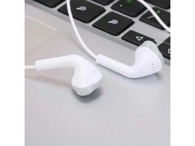 Auriculares Samsung Originales de 3.5mm en uso, conectados a un smartphone o tablet, mostrando su practicidad y compatibilidad. Comprá en Avlis Uruguay.