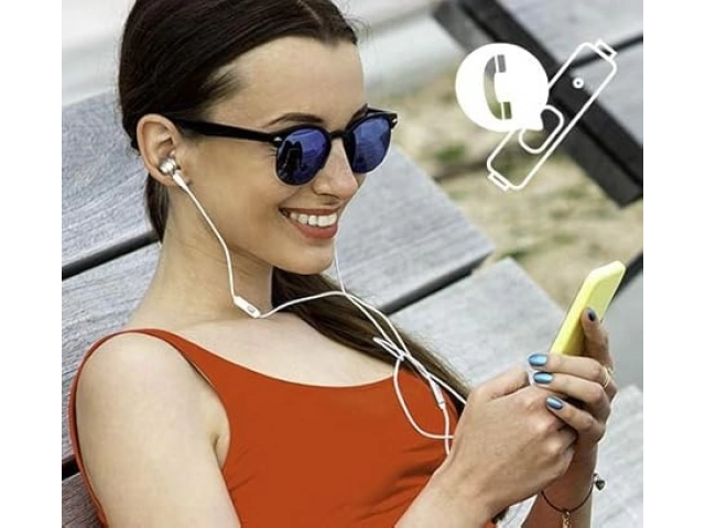 Detalle de los cabezales metálicos de aluminio de los auriculares Avenzo AV639 blancos.