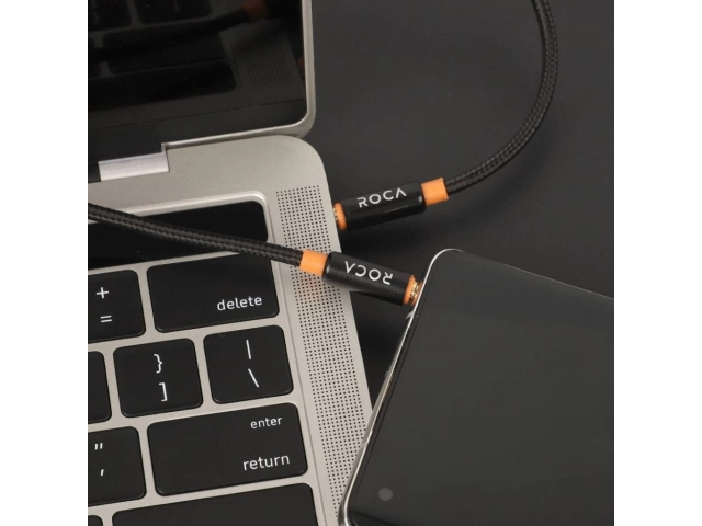 Cable auxiliar Roca 3.5mm en uso, conectando un smartphone a un parlante portátil para disfrutar de música. Ideal para audio en casa o al aire libre. Avlis Uruguay