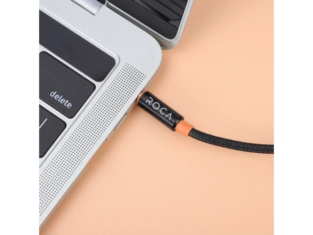 Utilizando el cable auxiliar Roca 3.5mm para conectar un teléfono a la entrada AUX de la radio del auto. Música y podcasts en tus viajes. Avlis.