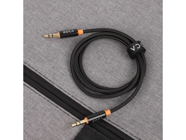 Utilizando el cable auxiliar Roca 3.5mm para conectar un teléfono a la entrada AUX de la radio del auto. Música y podcasts en tus viajes. Avlis.