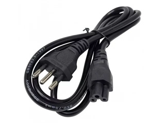Cable de poder tipo Mickey Mouse, con conector C5 o trébol, y enchufe de tres clavijas para cargadores de laptop en Uruguay.