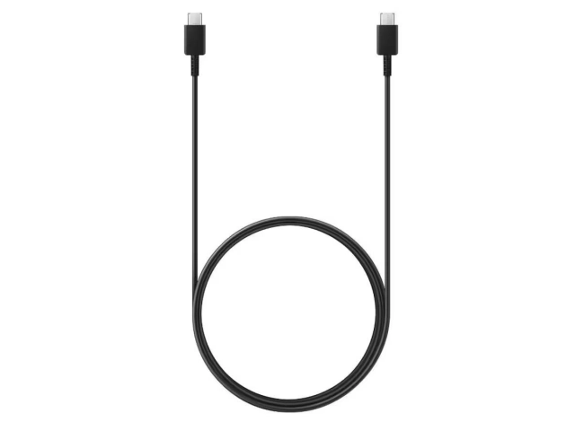 Cable Samsung original Tipo C a Tipo C (5A) conectado a un smartphone Galaxy S24 y un cargador de pared Samsung de 45W, demostrando carga súper rápida. Avlis.