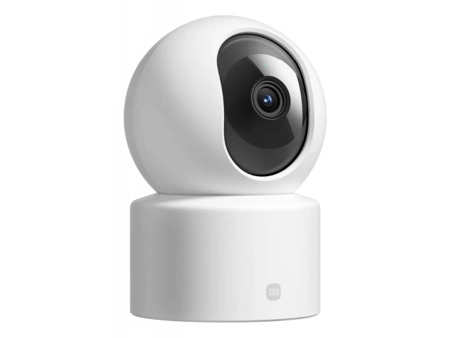 Cámara de seguridad Xiaomi C301 instalada en un hogar uruguayo, mostrando su diseño discreto y ángulo de visión.