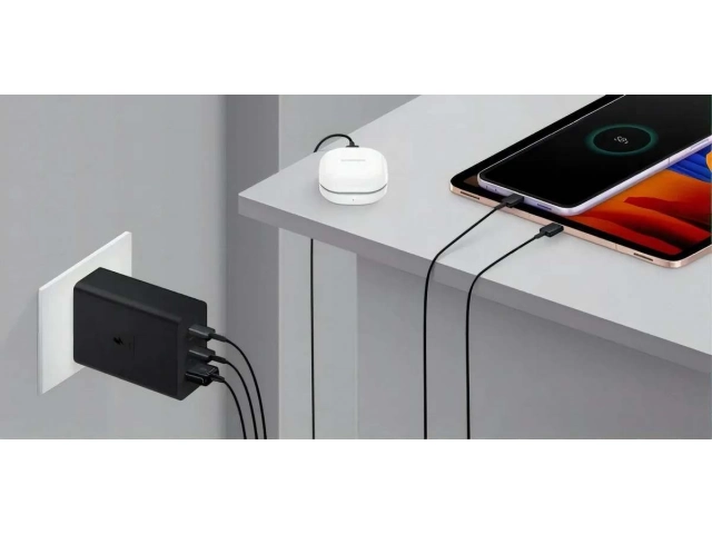 Cargador Samsung original Trio de 65W cargando simultáneamente una laptop Galaxy Book, un smartphone Samsung Galaxy S24 y unos auriculares Galaxy Buds. Máxima eficiencia de carga. Avlis.