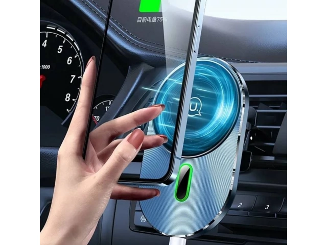 Cargador de Auto Usams Magnético 15W Inalámbrico instalado en la rejilla de ventilación de un coche, destacando su facilidad de montaje y la sujeción magnética en Uruguay.