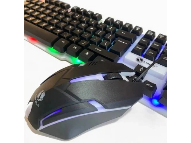 El Combo Gaming GTX-300 integrado en un setup de PC gaming, ilustrando su adaptabilidad y cómo mejora la experiencia de juego en Uruguay.