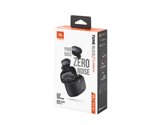Usuario disfrutando de audio inmersivo con los JBL Tune Buds negros con ANC en Uruguay, comprá en Avlis, San Carlos. 