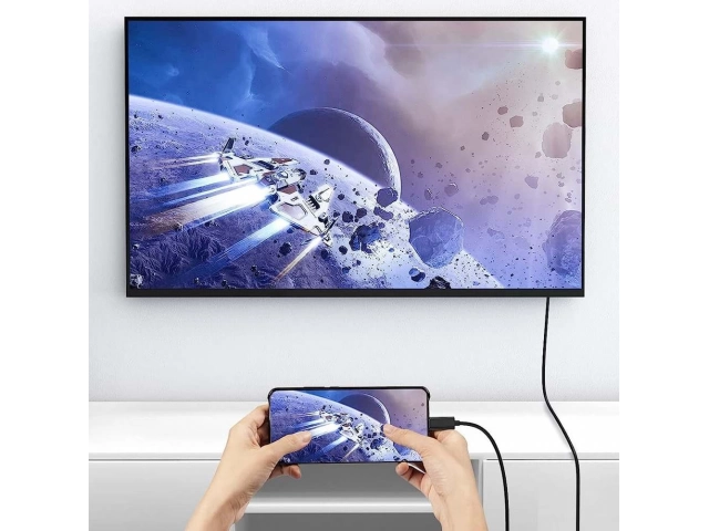 Demostración de conexión de laptop a TV 4K utilizando el cable USB-C a HDMI Gravity, ideal para presentaciones y streaming en Montevideo, Uruguay.