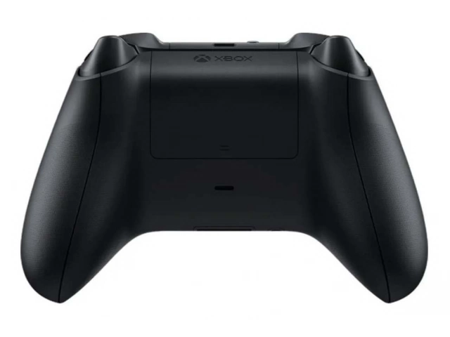 Gamer utilizando el control Xbox One S Negro, destacando su agarre texturizado y comodidad para jugar en Uruguay.