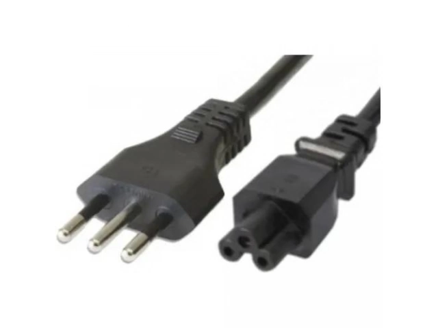 Primer plano del conector hembra C5 de un cable de poder, mostrando la característica forma de trébol para fuentes de alimentación de laptops.