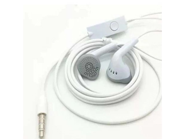Primer plano del control multifunción con micrófono integrado de los auriculares Samsung Originales con jack de 3.5mm. Calidad Samsung en Avlis.
