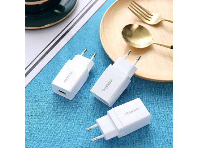 Detalle de los dos puertos USB-A del cargador de pared Foneng K210, con una salida máxima de 2.1A. Diseño compacto y funcional. Avlis Uruguay.
