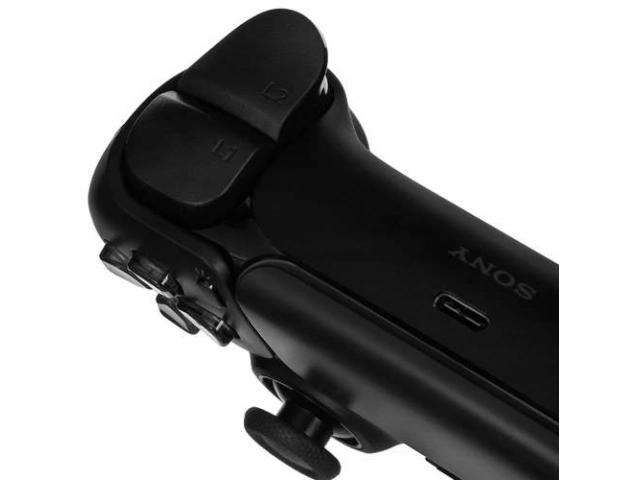 Vista del conector USB-C del control DualSense PS5 Negro Medianoche, disponible en Avlis