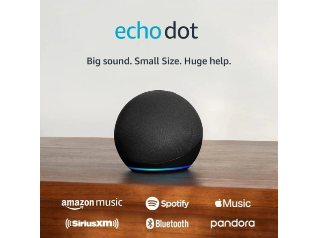 Usuario interactuando con el Echo Dot 5ta Generación charcoal mediante comandos de voz a Alexa.