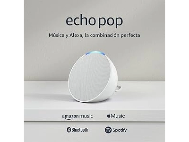 Echo Pop 1ra Generación blanco colocado en una sala moderna, integrándose perfectamente con la decoración.  