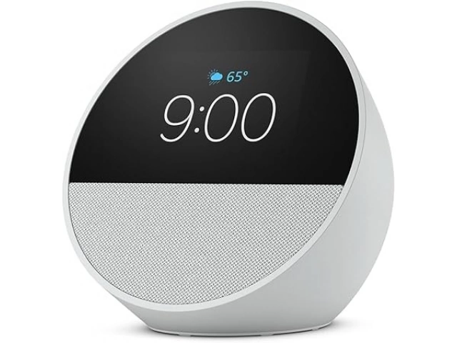 Vista frontal del Echo Spot 2024 blanco mostrando la hora y temperatura en su pantalla táctil.