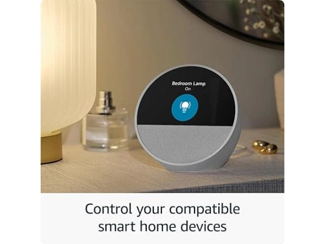 El Echo Spot 2024 blanco reproduciendo música con visualización animada en su pantalla.