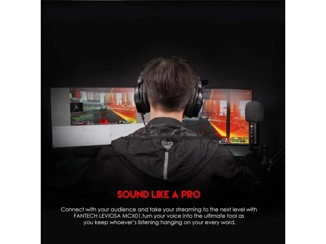 Micrófono Fantech Leviosa MCX01 con iluminación RGB en un setup de streaming o gaming, mostrando su diseño moderno y profesional. Comprá en Avlis Uruguay.