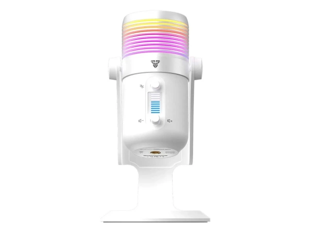 Micrófono Fantech Leviosa MCX03 Blanco integrado en un setup minimalista de gaming y streaming en Uruguay, destacando su estética