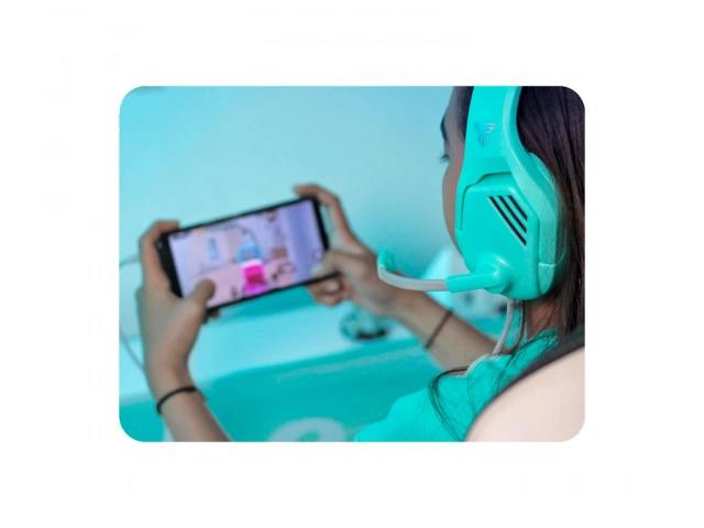 Fantech MH86 Valor Verde en uso con PC, ideal para gaming y videollamadas.