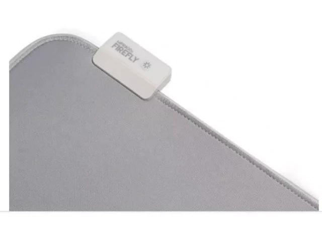 Detalle de la iluminación RGB personalizable y la superficie de velocidad del mousepad Fantech MPR800s Space Edition. Avlis.