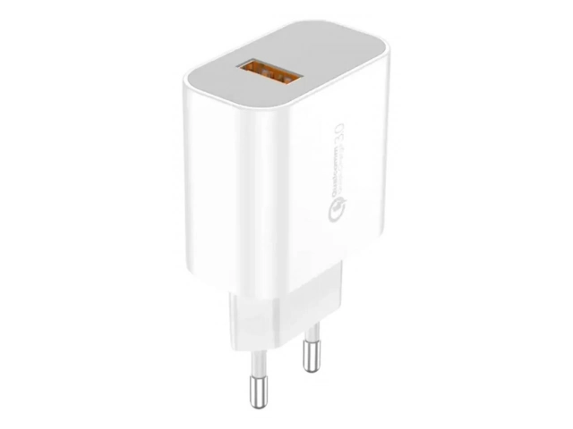 Cargador Foneng EU46 de 18W en uso, cargando un iPhone de forma rápida y segura con el cable Lightning incluido. Solución completa de Avlis Uruguay.