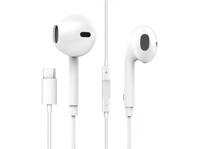 Vista frontal de los auriculares Foneng T15 con conexión USB-C y diseño ergonómico.