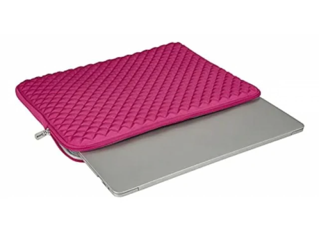 Protege tu notebook de 13.6'' con la funda Ledstar capitoneada. Estilo y seguridad en un solo accesorio. ¡Compra ahora y lleva tu laptop con confianza y elegancia!