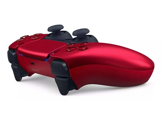 Gamer en Montevideo, Uruguay, con el Joystick Sony PS5 DualSense Cosmic Red, demostrando su agarre y estilo.