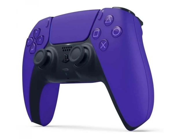 Gamer en Montevideo, Uruguay, sosteniendo el Joystick Sony PS5 DualSense Galactic Purple, mostrando su estilo único.