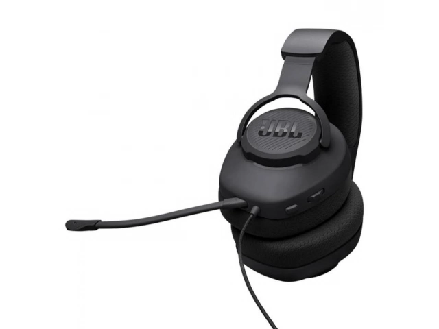 Jugador disfrutando de una partida con los auriculares gamer JBL Quantum 100 M2 negros, experiencia inmersiva