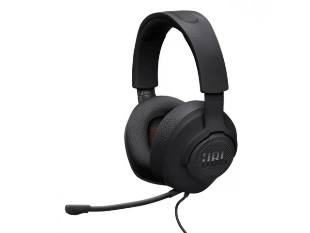 Jugador disfrutando de una partida con los auriculares gamer JBL Quantum 100 M2 negros, experiencia inmersiva