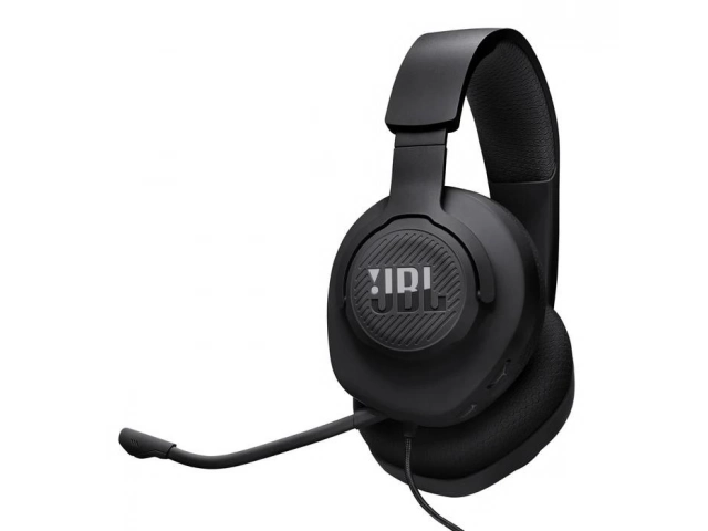 Jugador disfrutando de una partida con los auriculares gamer JBL Quantum 100 M2 negros, experiencia inmersiva
