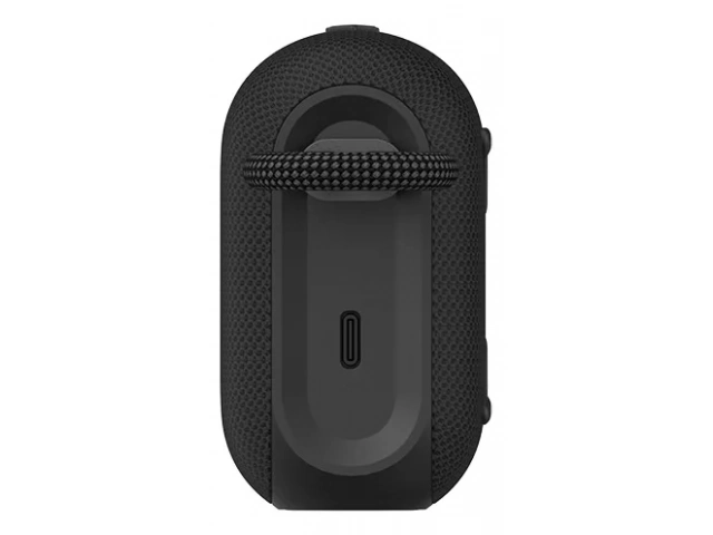 El Honor Choice Bluetooth Speaker Mini siendo transportado fácilmente gracias a su diseño compacto.
