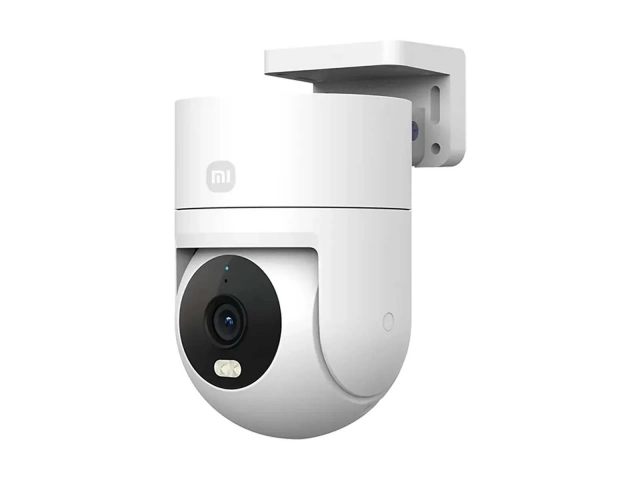 Cámara de seguridad Xiaomi CW300 instalada en la fachada de un hogar en Uruguay, brindando protección.