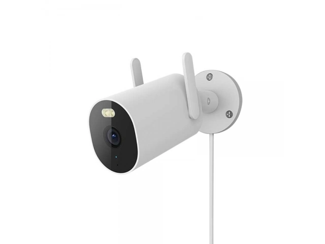 Camara Xiaomi Exterior AW300 instalada en una pared, vigilando la entrada de una propiedad en Uruguay.