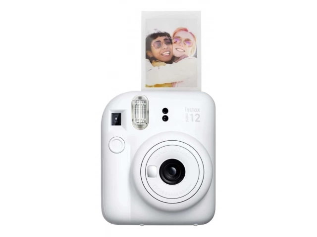 Persona usando la cámara Instax Mini 12 Blanco Pastel para capturar un recuerdo instantáneo en Uruguay.