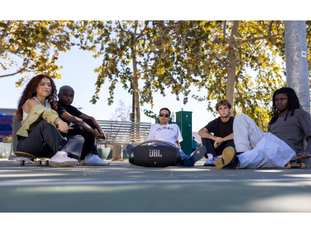 JBL Boombox 3 Wi-Fi Black en un ambiente interior, perfecto para reuniones y fiestas en casa.